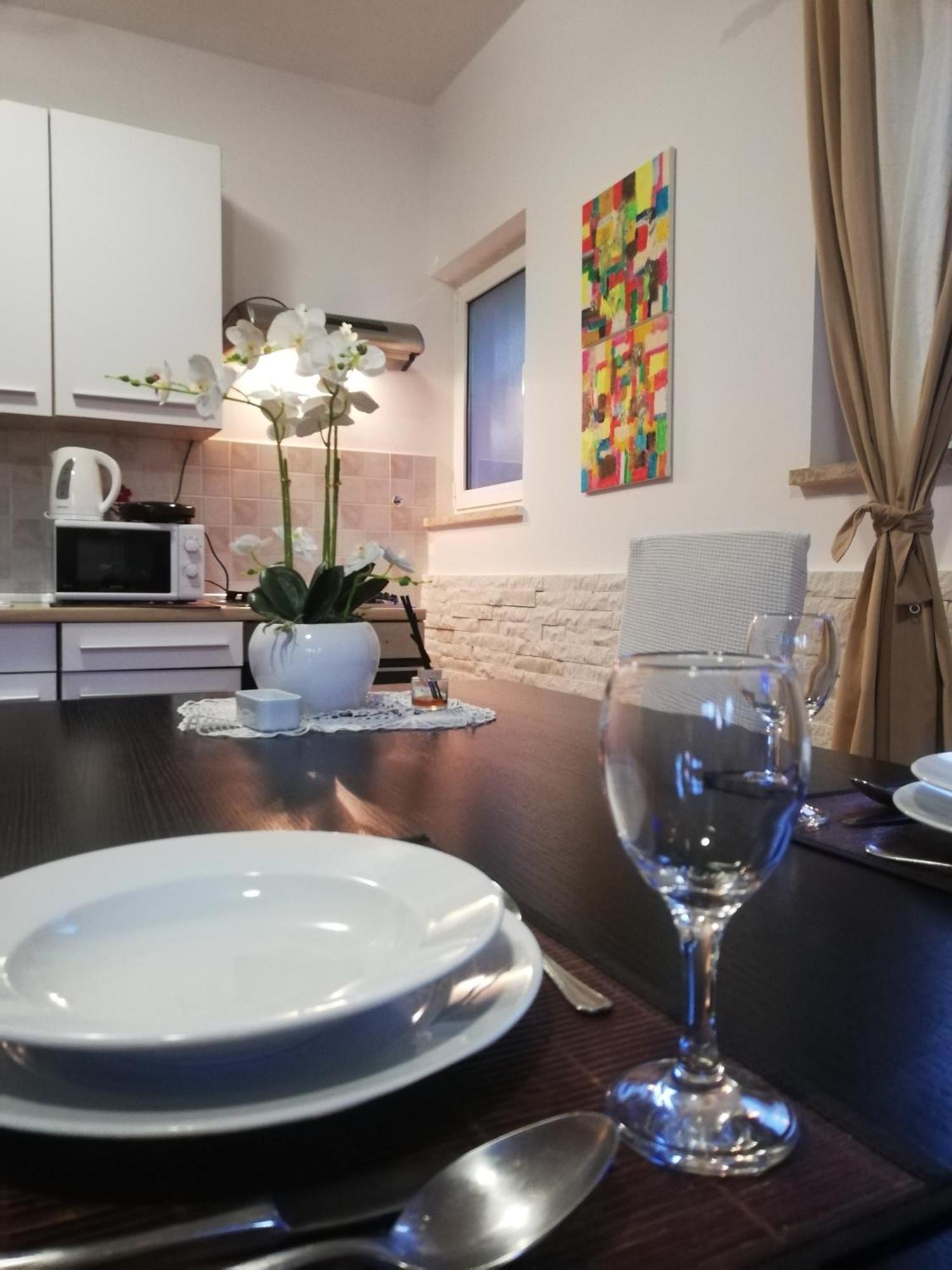 Apartment Poretti For 2,in Center Parking Free In The Yard,6 Min Walk Rovinj